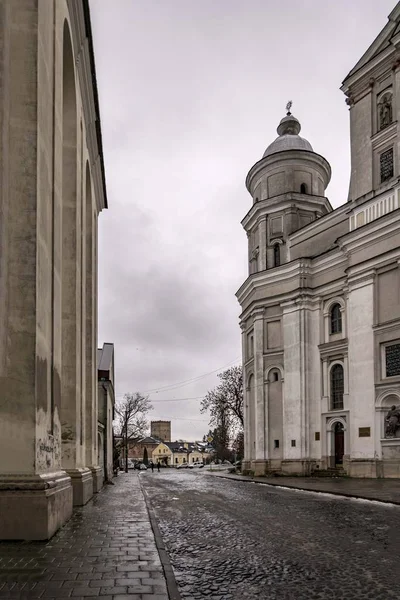 Die Straße Neben Der Karmeliterkirche Luzk — Stockfoto