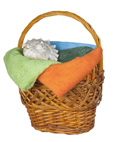 Holzkorb mit Handtüchern und Muschel isoliert auf weißem Hintergrund — Stockfoto