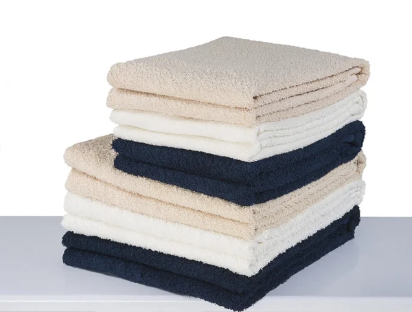 Karm av håndklær som er isolert på hvit bakgrunn – stockfoto