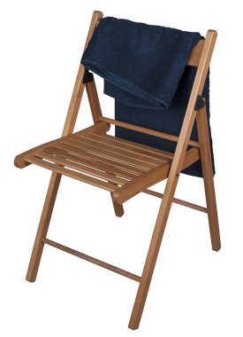 Mavi havlu üzerinde beyaz arka plan üzerinde izole bir ahşap sandalye