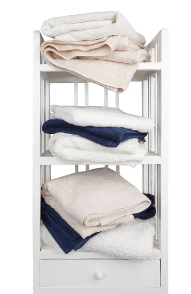 Prateleiras de madeira com toalhas isoladas em fundo branco — Fotografia de Stock