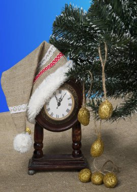 Saat ve kış şapka ile Noel ağacı