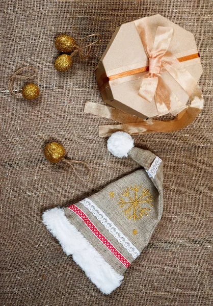 Caja de regalo con sombrero de Navidad en el fondo de saqueo —  Fotos de Stock
