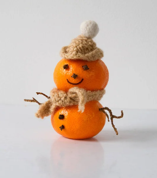 Muñeco de nieve de mandarinas sobre fondo blanco —  Fotos de Stock