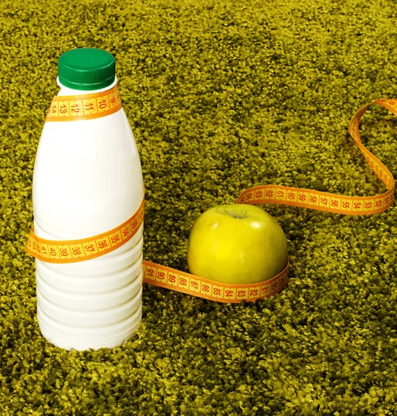 Manzana verde y botella de yogur . —  Fotos de Stock