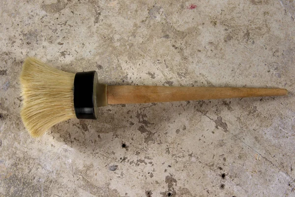 Escova para pintar em fundo de madeira — Fotografia de Stock