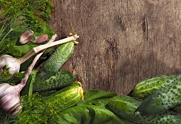 Composition des légumes frais et des épices sur une planche de bois . — Photo