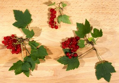 Ahşap arka planda kırmızı frenk üzümü