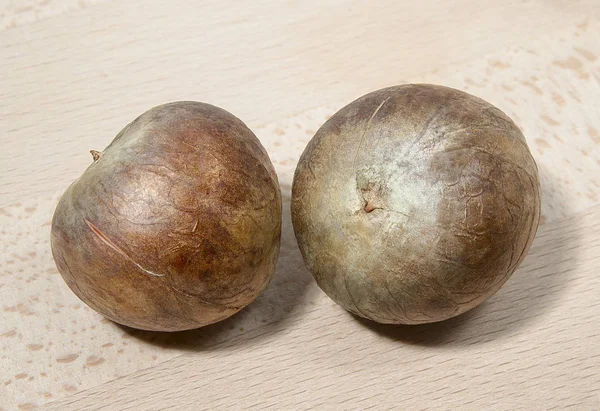 Hueso de aguacate en una tabla de madera . —  Fotos de Stock