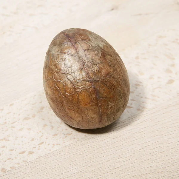 Кость авокадо на деревянной доске . — стоковое фото