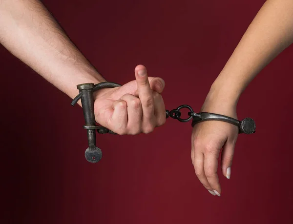 男性と女性の手は、手錠をかけられて. — ストック写真