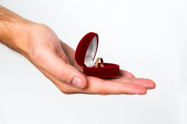 bir yüzük kutusuyla tutan erkek el