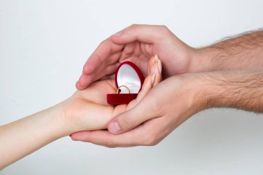 kadın ve erkek yüzük kutusu holding eller