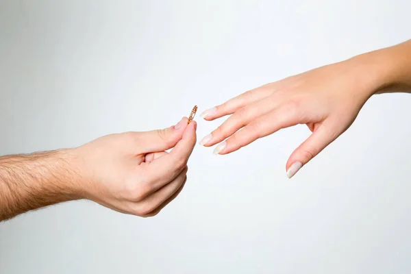 Mano femenina y masculina con anillo —  Fotos de Stock