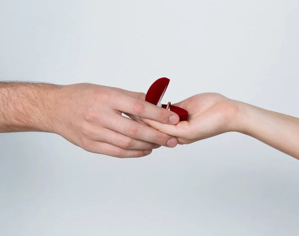 Mãos femininas e masculinas segurando a caixa do anel — Fotografia de Stock