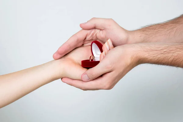 Female and male hands holding the ring box — Stock Photo, Image