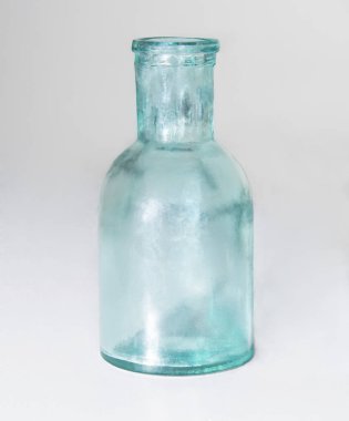 Yeşil cam, arka plan üzerinde izole, şeffaf kap.