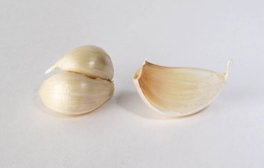 Sarımsak dilimleri, izole, beyaz arka plan üzerinde.