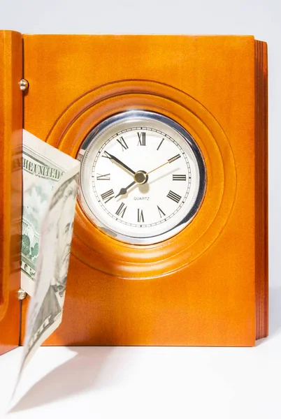 Reloj de escritorio y factura de dinero . — Foto de Stock