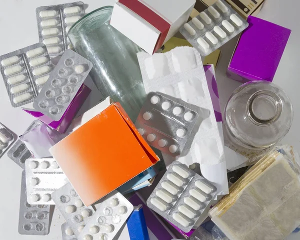 Medicamentos com prazo de validade expirado em embalagens e sem . — Fotografia de Stock
