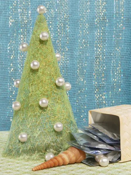 Nieuwe jaar boom van doek versierd met parels, condooms en shell. — Stockfoto