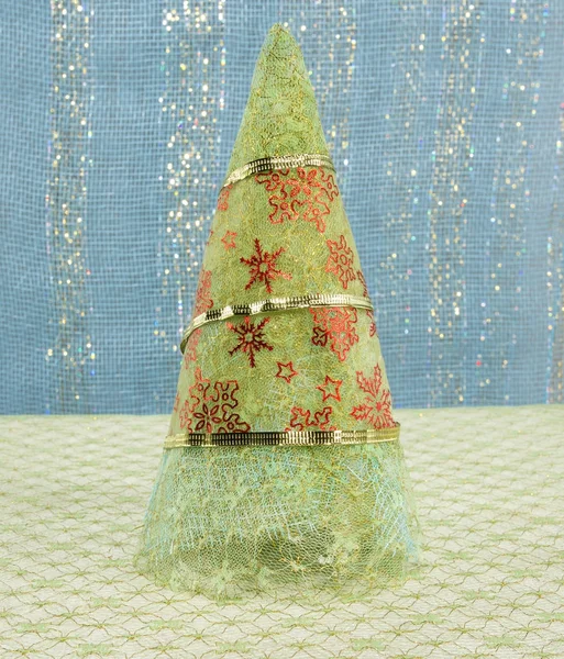 Árbol de Navidad de tela decorado con guipur . —  Fotos de Stock