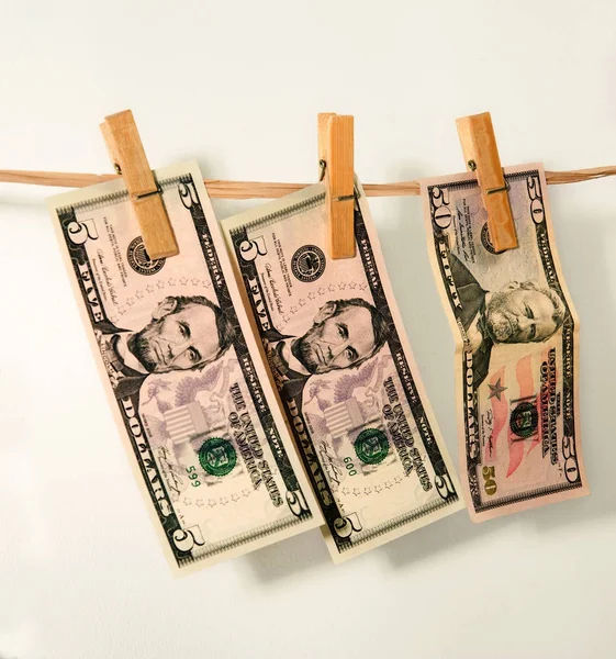 Los dólares pesan en la cuerda — Foto de Stock