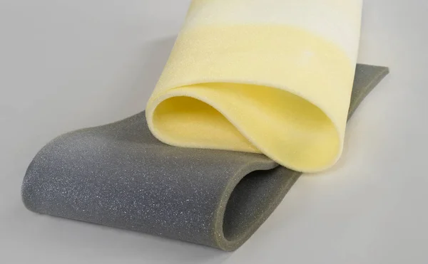 Paralon gris et jaune sur fond blanc, mousse polyuréthane — Photo