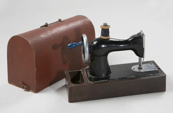 Máquina de costura velha com caso — Fotografia de Stock