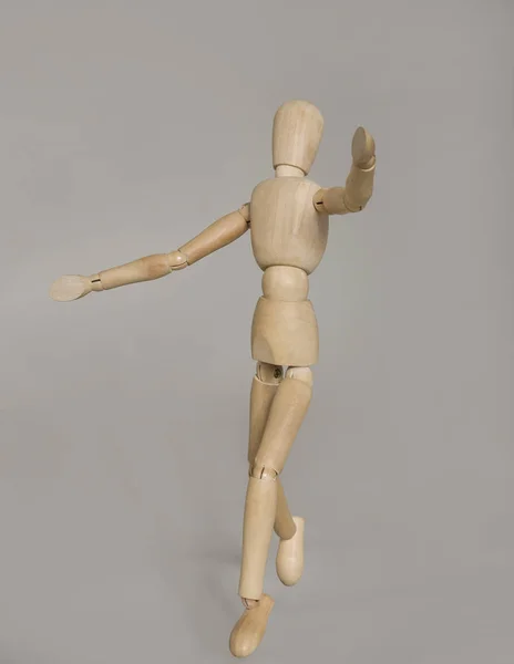 Marionett i rörelse på grå bakgrund — Stockfoto