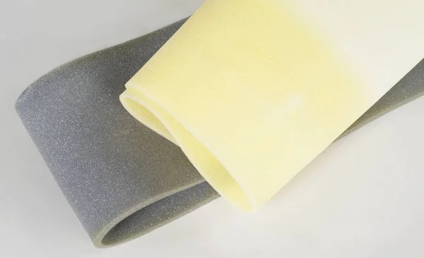 Paralon šedé a žluté na bílém pozadí, polyuretanové pěny — Stock fotografie
