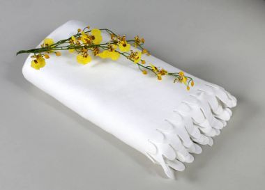 gri arka plan üzerinde beyaz Polar şal