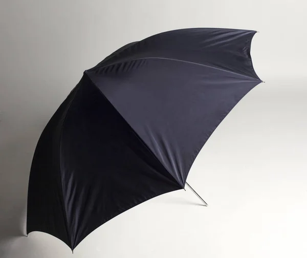Oude zwarte fotografische paraplu — Stockfoto