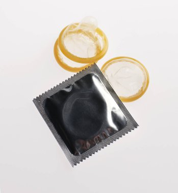 beyaz zemin üzerine prezervatif