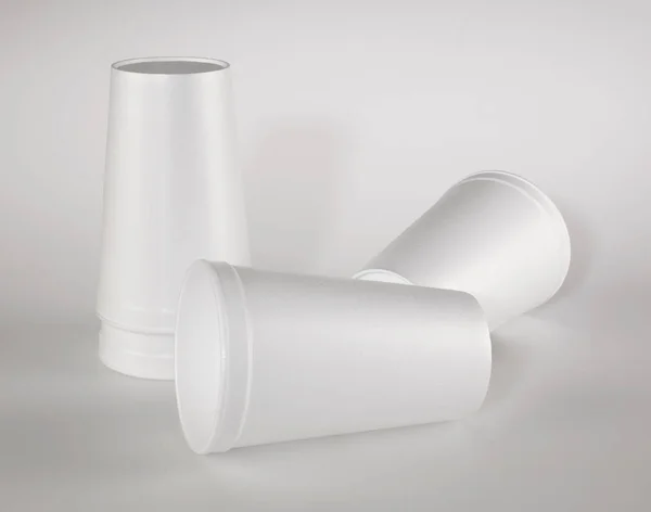 Gobelets jetables en plastique blanc — Photo