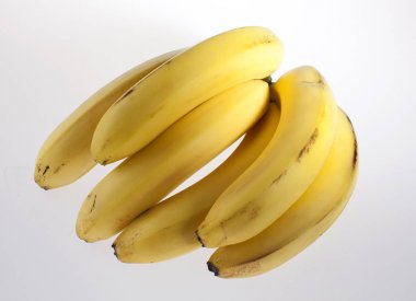 Beyaz arka planda olgun muzlar