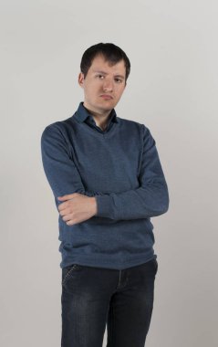 hayal kırıklığına uğramış genç adam arka plan üzerinde