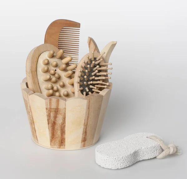 Accessoires pour soins du corps, en bois, sur fond blanc, compo — Photo