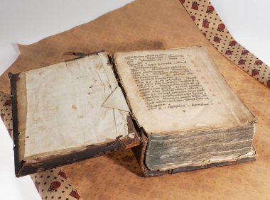 antika kitap, ambalaj kağıdı, beyaz zemin üzerine, kompozisyon