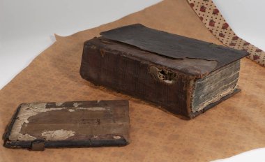 antika kitap, ambalaj kağıdı, beyaz zemin üzerine, kompozisyon.