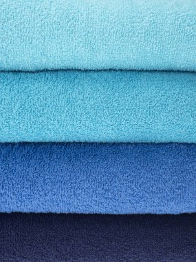 farklı renkte dizilmiş havlular