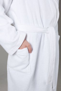 Gri arka planda beyaz önlüklü bir adam.