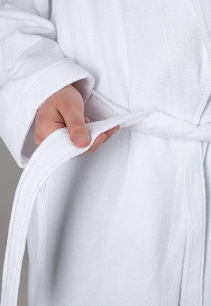 Un hombre con un abrigo blanco sobre un fondo gris —  Fotos de Stock