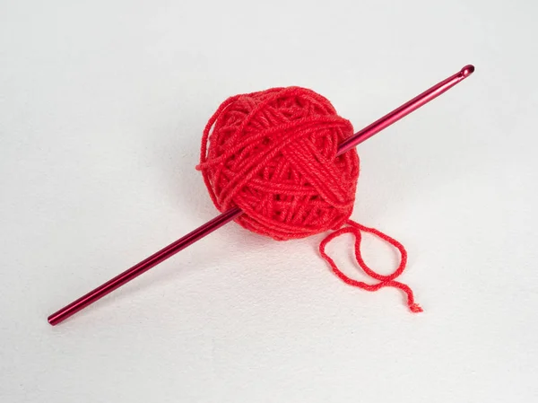 白い背景に赤い糸の玉 — ストック写真