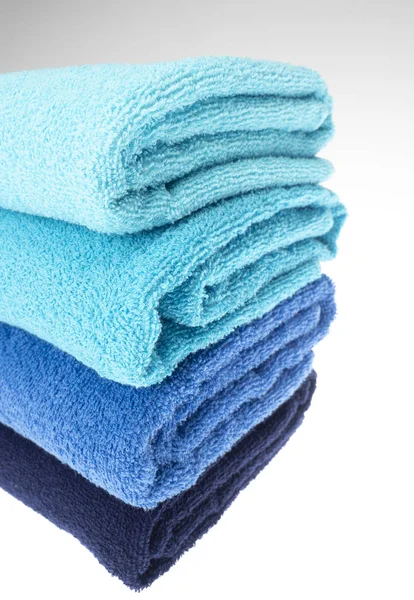 Штабелированные полотенца разных цветов — стоковое фото
