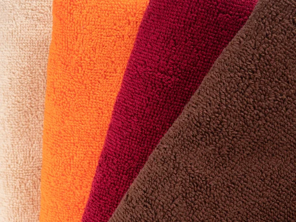 Primer plano pila multicolor de toallas — Foto de Stock