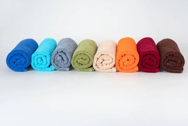 Vícebarevné ručníky na bílém pozadí — Stock fotografie