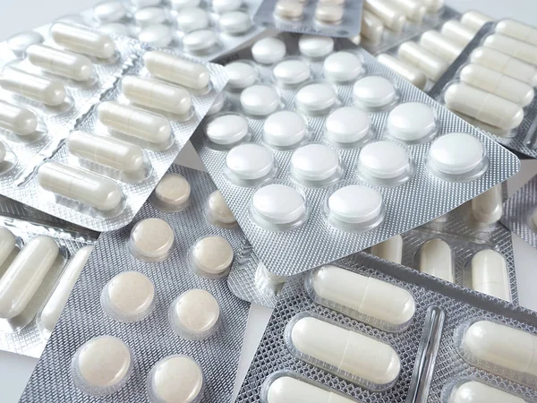 Białe tabletki w opakowaniu — Zdjęcie stockowe