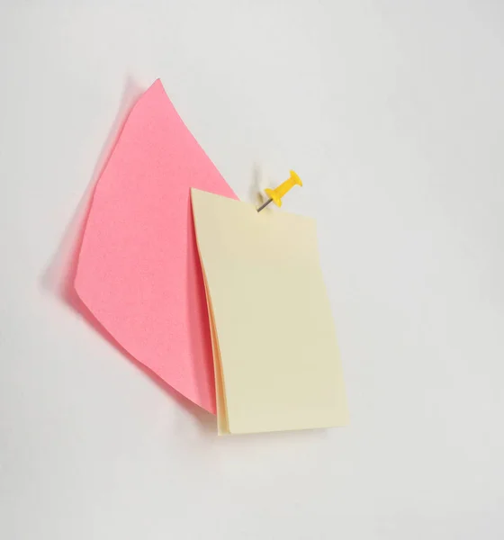 Etiqueta engomada amarilla final rosa en una pared blanca —  Fotos de Stock