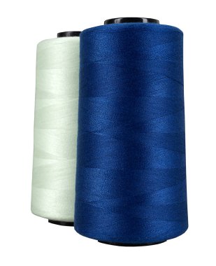 beyaz arkaplanda izole edilmiş iplik makarası